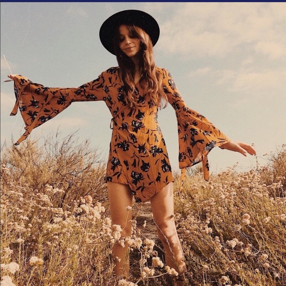 ✨ Final Price- Cross Over Bell Sleeve Romper - Picture 2 of 6